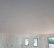 1ère couche de peinture sur le plafond du salon