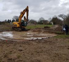 Premier coup de pelteuse sur le terrain, le début d'une nouvelle vie