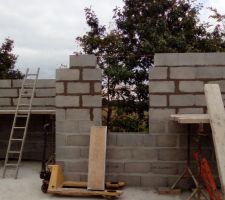 Elévation des murs de l'étage vue de la mezzanine et de la fenêtre du couloir