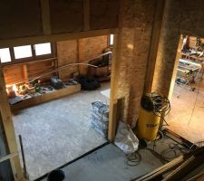 Plancher OSB termin&eacute; dans la cuisine, salle &agrave; manger et salon