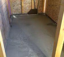 Ragréage sur la dalle béton irrégulière pour récupérer 2,5cm sur 2m !