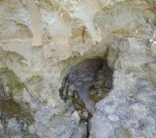 Trou d'o&ugrave; sort l'eau de la "source" qui nous pose souci lors du terrassement... Et depuis nous en avons d&eacute;couvert d'autres!