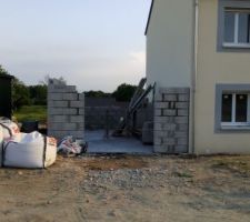 Elevation des murs du garage de 35m2  je les commencer 1 mois avant la remise des clés  le conducteur  n a rien dit