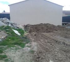 Beaucoup de d&eacute;chets ont &eacute;t&eacute; laiss&eacute;s par les ouvriers des chantiers pr&eacute;c&eacute;dents :-/