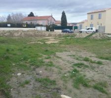 Au fond, l'unique entr&eacute;e du lotissement (plus s&eacute;curisant)