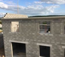 Corniche posée face arrière de la maison / FACE NORD ( pour info je suis sur ma super grande butte de terre !!)