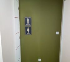 Décoration fond du couloir desservant les toilettes