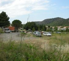 Quand nous avons achet&eacute; le terrain en 2009, il &eacute;tait vide de tout d&eacute;chets, aujourd'hui l'huile moteur coule dans la terre, La mairie ne r&eacute;pond pas &agrave; mes mails.
A croire que cette maison me porte la poisse.