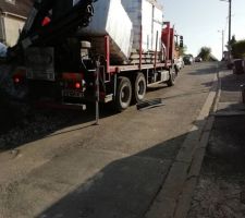 En passant pour aller travailler je suis tombée sur la livraison des matériaux