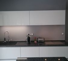 Un coté de la cuisine plan de travail granit .cuve de 70 Blanco