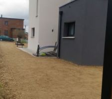 Prepa du terrain finie!!!
Gazon sem&eacute;!!!!!
Happyyyyy