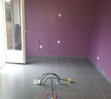 Avant installation de la cuisine , nous avon choisie une peinture violeter avec des pailleté rajouter