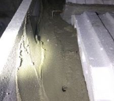 Le tartinage d'enduit hydrofuge pour rattraper l'arase