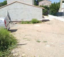 Acces du terrain . La maison que vous voyez est celle du voisin .la notre sera dans la meme position et nous serons mitoyen par le garage.