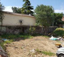 Le terrain est plein sud . Nous avions peur que la maison d en face fasse trop d ombre mais visiblement non !! Parfait pour une future piscine.