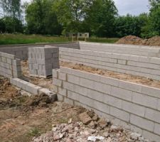 Vue de la façade avec le petit débord de la future entrée et vide sur hall.
