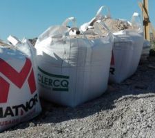 Livraison des parpaings pour le vide sanitaire.