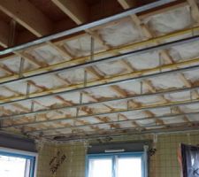 Pose des suspentes et fourrures du plafond