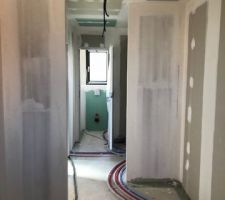 Dressing et wc au fond