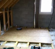 Réalisation du plancher de l'étage.
On amène les 1ères dalles de plancher, plus facile pour travailler!