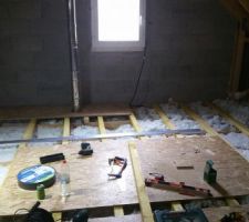 Réalisation du plancher de l'étage.
Découpe de la 1ère dalle de plancher pour laisser passer le conduit du poêle.