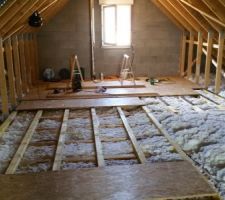Réalisation du plancher de l'étage.
Le plus long est le calage des lambourdes, le plancher avance vite