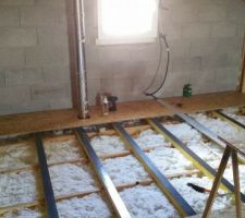 Réalisation du plancher de l'étage.
On peut maintenant visser les dalles d'OSB.