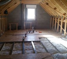 Réalisation du plancher de l'étage.
Le plus long est le calage des lambourdes, le plancher avance vite