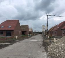 Pose des dernières couvertures dans l'entrée de la résidence