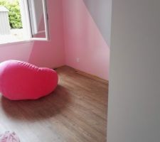 Chambre 2 terminée (on va pas chipoter pour des plaintes). La pose des sols PVC est super simple ! Même les découpes se font les doigts dans le nez.