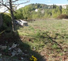 Une photo du 16/09/2005 Montre le piquetage r&eacute;alis&eacute; par la commune avant la vente effective.