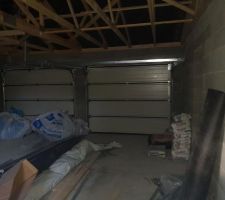 Vue int&eacute;rieur garage qui sert de lieux de stockage pour les ouvriers.