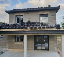 Tuiles livr&eacute;es et pr&ecirc;tes &agrave; &ecirc;tre pos&eacute;es