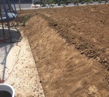 Bute de terre devant la terrasse, celle ci accueillera un muret de pierre naturelle