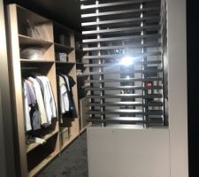 Je cherche ce type de cloison pour mon futur dressing.... savez-vous quel nom on donne à cette « cloison »? J?ai l?impression que c?est comme des claustras.... j?aime assez la clarté que cela dégage... moitié bois et métal.... si vous en savez plus, et me dire où je pourrais trouver ça n?hésitez pas.... merci beaucoup :-)))