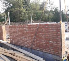 Mur du garage on devine la future porte de service