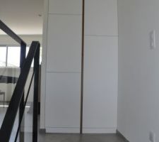 Placard sortie d'escalier portes laquées prise main en chêne