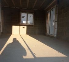 Juste quelques photos en vrac pour montrer l'int&eacute;rieur ^^
Vue de derri&egrave;re par la baie du salon 
On peut voir que le soleil entre dans la maison jusqu'&agrave; 21h m&ecirc;me plus tard :D 
Cette maison sera baign&eacute;e de lumi&egrave;re du matin (fa&ccedil;ade avant) au soir (fa&ccedil;ade arri&egrave;re) en passant par le Sud par la baie du pignon gauche :-P