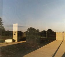 Juste quelques photos en vrac pour montrer l'int&eacute;rieur ^^
Vue de derri&egrave;re par la baie du salon 
On peut voir que le soleil entre dans la maison jusqu'&agrave; 21h m&ecirc;me plus tard :D 
Cette maison sera baign&eacute;e de lumi&egrave;re du matin (fa&ccedil;ade avant) au soir (fa&ccedil;ade arri&egrave;re) en passant par le Sud par la baie du pignon gauche :-P