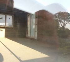 Juste quelques photos en vrac pour montrer l'int&eacute;rieur ^^
Vue de derri&egrave;re par la baie du salon 
On peut voir que le soleil entre dans la maison jusqu'&agrave; 21h m&ecirc;me plus tard :D 
Cette maison sera baign&eacute;e de lumi&egrave;re du matin (fa&ccedil;ade avant) au soir (fa&ccedil;ade arri&egrave;re) en passant par le Sud par la baie du pignon gauche :-P