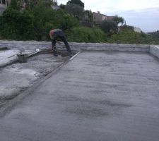Réalisation de la forme de pente (2%) sur la toiture terrasse pour que l?eau ne stagne pas