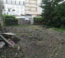 Le terrain après débroussaillage , sur le côté la vieille maison