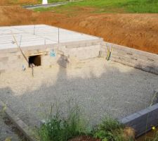 Préparation du terrain pour le coulage de la dalle.