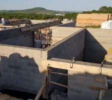 Coulage du béton des derniers rangs d'agglos coffrants et des poutres