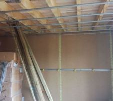Pose des rails pour le plafond, mais les suspentes doivent seront changées pour des antivibratiles