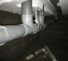 Vide sanitaire souillée de déchets, isolation en grande partie détruite et des fuites d'eau partout en prime!