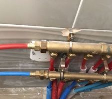 Fixation de tuyaux sanitaires