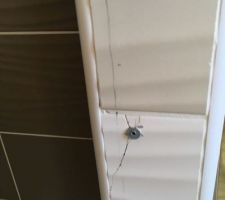 Perçage destructeur du plombier pour fixer une porte de douche