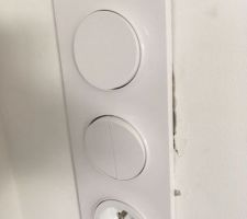 Prise électrique démontée et placo abimé après de longues tentatives infructueuses de passer des câbles dans des gaines bloquées, en vue de brancher des thermostats de chauffage.. finalement, tous les thermostats ont été réinstallés sans-fil!...
