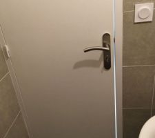 Jour à la porte du WC! merci, ça compense la fenêtre qui a été oubliée!